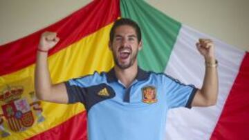 Isco posa para AS con las banderas de España e Italia de fondo. Hoy será uno de los protagonistas del choque.