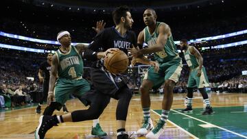 Ricky Rubio, ante Isaiah Thomas y Al Horford.