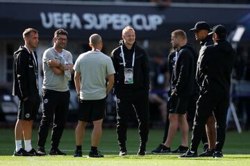 Los jugadores del Eintracht, durante su entrenamiento previo a la Supercopa de Europa.