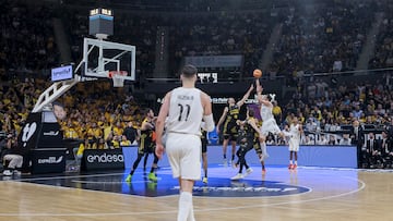 Sergio Llull lanza por encima de Aaron Doornekamp la canasta decisiva sobre la bocina que dio al victoria al Real Madrid en su visita a La Laguna Tenerife.
