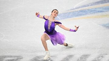 La rusa Kamila Valieva compitiendo en el programa corto de patinaje individual femenino de la prueba de patinaje artístico durante los Juegos Olímpicos de Invierno de Pekín 2022 en el Capital Indoor Stadium de Pekín, el 15 de febrero de 2022.