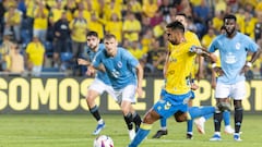 El delantero Jonatan Viera lanza el penalti para marcar el 1-1, durante el partido de LaLiga entre la UD Las Palmas y el Celta.