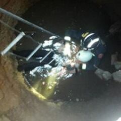 Rescatada una mujer tras caer a la fosa séptica de un edificio en Barcelona