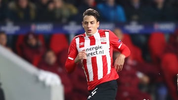 Santiago Arias durante un partido con el PSV por Champions League