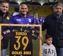 Suazo recibe homenaje y anota un gol en la Noche Canaria