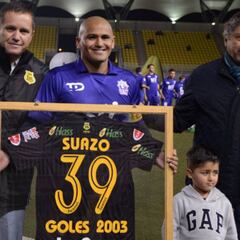 Suazo recibe homenaje y anota un gol en la Noche Canaria