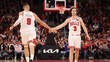 CHICAGO, ILLINOIS - OCTOBER 22: Nikola Vucevic #9 and Josh Giddey #3 of the Chicago Bulls celebrate against the Detroit Pistons during the second half at the United Center on October 22, 2025 in Chicago, Illinois. NOTE TO USER: User expressly acknowledges and agrees that, by downloading and or using this photograph, User is consenting to the terms and conditions of the Getty Images License Agreement. Michael Reaves/Getty Images/AFP (Photo by Michael Reaves / GETTY IMAGES NORTH AMERICA / Getty Images via AFP)