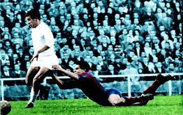 Otro de los m¨ªticos que quiso dejar su sello en un cl¨¢sico. El 8 de noviembre de 1964 Amancio marc¨® tres goles al Barcelona en un partido que termin¨® con 4-1 en el marcador, Serena hizo el cuarto y definitivo. Por parte blaugrana Cayetano R¨¦ acort¨® distancias en la segunda parte. En la imagen Amancio agarrado por un contrario justo antes de anotar el segundo gol.