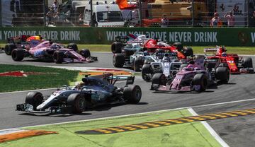 El británico liderando la carrera tras la primer curva