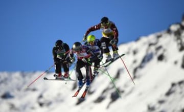 Los esquiadores Brant Crossan, Jean Frederic Chapuis, Stefan Thanei y David Duncan durante la FIS Eight-final Skicross World Cup en los Alpes franceses.