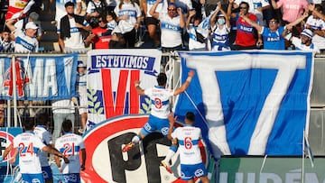 Futbol, Universidad Catlica vs Universidad de Chile.
Fecha 8, campeonato Nacional 2022.
El jugador de Universidad Catolica Fernando Zampedri, celebra con sus companeros su gol contra Universidad de Chile durante el partido de primera division realizado en el estadio San Carlos de Apoquindo.
Santiago, Chile.
02/04/2022
Dragomir Yankovic/Photosport
Football, Universidad Catlica vs Universidad de Chile.
8 th date, 2022 National Championship.
Universidad Catolica's player Fernando Zampedri with teammates after scoring against Universidad de Chile during the first division match at San Carlos de Apoquindo stadium.
Santiago, Chile.
02/04/2022
Dragomir Yankovic/Photosport