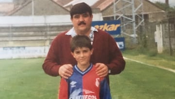 David Villa, junto a su padre, con la camiseta del Langreo.