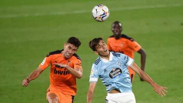 Gabri Veiga salta junto a Gabriel Paulista en el partido entre el Celta y el Valencia de la temporada 2020-2021.