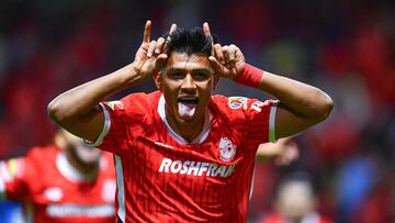 Jesus Gallardo celebrates his goal 1-0 of Toluca during the 17th round match between Toluca and America as part of the Liga BBVA MX, Torneo Apertura 2024 at Nemesio Diez Stadium on November 09, 2024 in Toluca, Estado de Mexico, Mexico.