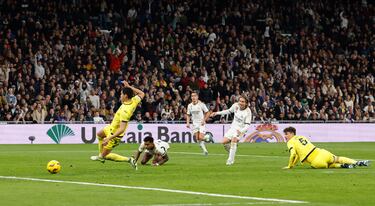Una pérdida de Capoue en un paso atrás es aprovechada por Rodrygo, que es derribado en el área y el rechace lo caza Modric para disparar de primeras y batir a Jörgensen.