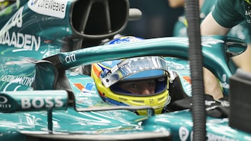 Fernando Alonso (Aston Martin AMR25). Marina Bay, Singapur. F1 2025.