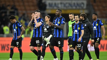 Soccer Football - Serie A - Inter Milan v Napoli - San Siro, Milan, Italy - March 17, 2024 Inter Milan's Marcus Thuram and teammates applaud fans after the match REUTERS/Daniele Mascolo