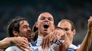 <b>ÉXTASIS GENERAL. </b>Esta es la imagen de la celebración del primer gol del Madrid en la noche de ayer. Una jugada de listo de Raúl, y de calidad en el remate para colocarla en un lugar inalcanzable para Valdés. Ese gol facilitó las cosas al Madrid para que consiguiera una goleada. Éxtasis de jugadores y afición.