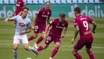 Denis Su&aacute;rez golpea el bal&oacute;n ante la presencia de Pere Pons y Joselu en el partido entre el Celta y el Alav&eacute;s.