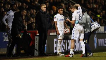 El entrenador del Leeds Gary Monk observa a su jugador Cooper, en una sustituci&oacute;n.