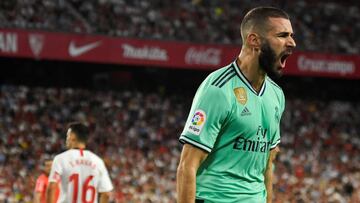 GRAF7126. SEVILLA, 22/09/2019.- El delantero francés del Real Madrid Karim Benzema celebra su gol, primero del equipo ante el Sevilla FC, en el partido de la quinta jornada de LaLiga Santander que se disputa hoy domingo en el estadio Sánchez