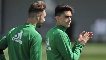 Bartra, junto a Loren.