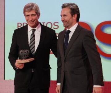 Premios AS 2014. Joaqu¨ªn Saenz Messia de Ford entrega a Manuel Pellegrini el Premio As Am¨¦rica.