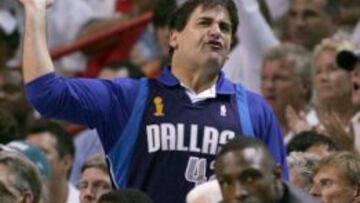 Mark Cuban, protesta una decisi&oacute;n de los &aacute;rbitros en el quinto partido de las Finales 2006.