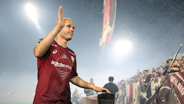 Kobe (Japan), 30/06/2023.- Vissel Kobe's Andres Iniesta of Spain greets fans after a J1 League soccer match between Vissel Kobe and Consadole Sapporo in Kobe, western Japan, 01 July 2023. Andres Iniesta played his last match for Vissel Kobe in the J-League first division in Kobe. (Japón, España) EFE/EPA/JIJI PRESS JAPAN OUT EDITORIAL USE ONLY
