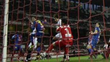 <b>EL SEGUNDO. </b>Escudé se anticipó a toda la defensa y aprovechó las dudas de Manolo Reina en la salida para marcar el 2-0.