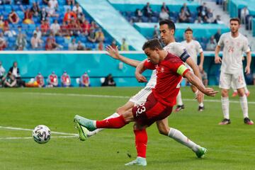 Xherdan Shaqiri ante Busquets. 