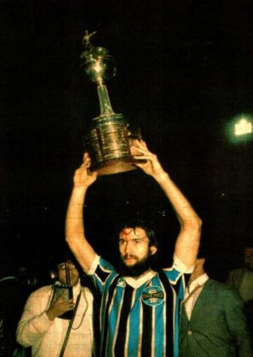 Cumple 57 a&ntilde;os el ex futbolista uruguayo Hugo de Le&oacute;n. Fue campe&oacute;n de Copa Libertadores dos veces, en 1983 con Gremio de Porto Alegre y en 1988 con Nacional de Montevideo.