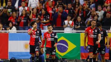 AME5135. GUADALAJARA (MÉXICO), 29/01/2025.- Jeremy Márquez (i) de Atlas celebra un gol este miércoles, durante un partido de la cuarta jornada del Torneo Clausura 2025 de la liga del fútbol mexicano entre Atlás y Monterrey, en el Estadio Jalisco en Guadalajara (México). EFE/ Francisco Guasco
