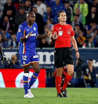 El árbitro no duda: ¡roja directa para Nyom! El Getafe se queda con uno menos.