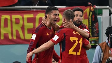 Ferran, Alba y Olmo celebran uno de los goles de España a Costa Rica.