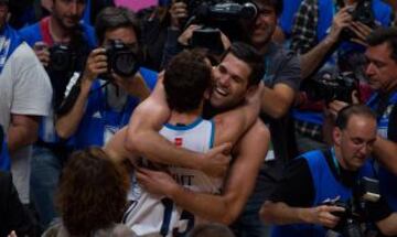 Felipe Reyes celebra el título de LIga con Sergio Rodriguez.