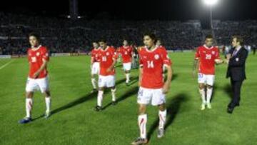 Cabizbajos, los jugadores de Chile se retiraban del Centenario tras una abultada goleada en contra. 