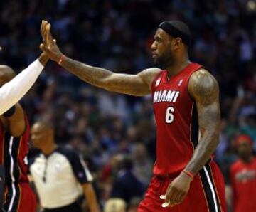 LeBron James de los Miami Heats celebra con sus compañeros una canasta durante el partido de los playoffs de la NBA.