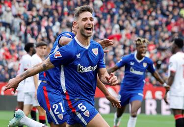 Bloqueó con tino un disparo peligroso de Saúl. Marcó en el Pizjuán  el gol de la victoria en la recta final y fue determinante en la pelea de los duelos aéreos.