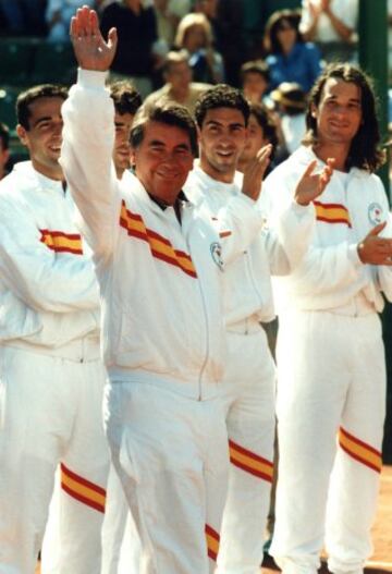 Manolo Santana capitán de la Copa Davis con los tenistas Carlos Moyá, Albert Costa, Tomás Carbonell y Alex Corretja.