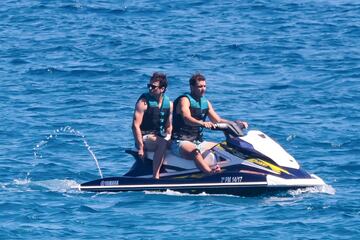 El tenista espa?ol se recupera de su lesi車n abdominal, que le oblig車 a abandonar el Grand Slam brit芍nico, en las aguas de la isla balear a bordo de un barco y rodeado de amigos.
