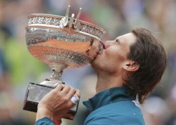 Rafa Nadal besa el trofeo de Roland Garros 2013 después de derrotar a su compatriota David Ferrer en la final