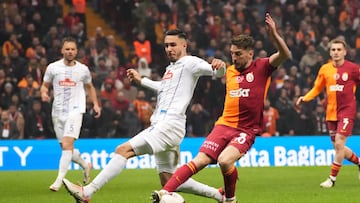 ISTANBUL, TURKEY - MARCH 08: Dries Mertens (R) of Galatasaray and Emirhan Topcu (L) of Rizespor battle for the ball during the Turkish Super League match between Galatasaray and Rizespor at Rams Park on March 8, 2024 in Istanbul, Turkey.(Photo by Seskim Photo/MB Media/Getty Images)