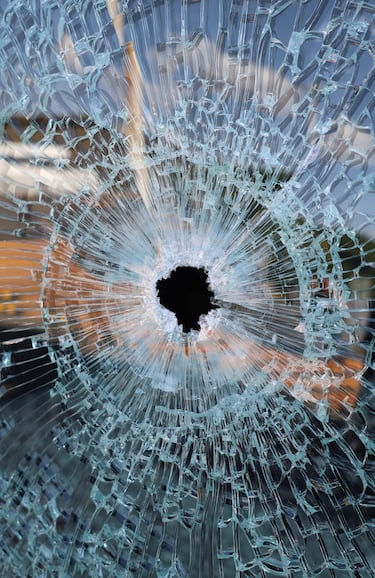 Una ventana rota tras un ataque a un supermercado por parte de miembros del crimen organizado.