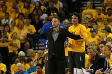 Stephen Curry, lesionado, anima a sus compañeros.