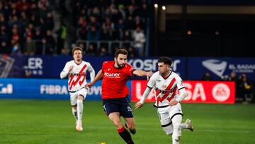 PAMPLONA, 19/01/2025.- El centrocampista del Osasuna Jon Moncayola (c) disputa un balón ante el extremo del Rayo Vallecano Adrián Embarba (d) este domingo, durante el partido de la jornada 20 de LaLiga EA Sports, entre el Osasuna y el Rayo Vallecano, en el Estadio El SADAR de Pamplona. EFE/ Villar Lopez