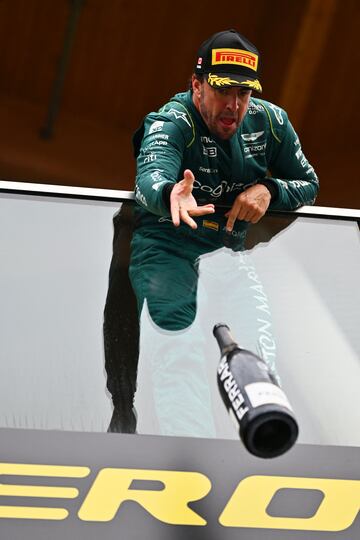 Fernando Alonso celebró su segunda plaza en el podio del Gran Premio de Canadá con todo el equipo de Aston Martin, después de una dura batalla con Lewis Hamilton en la que salió ganador.