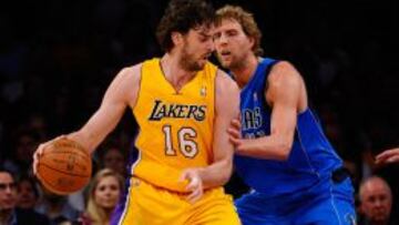 Pau Gasol y Dirk Nowiztki, durante un partido de playoffs en 2011.