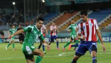 Mohanad Abdulrahem y Matías Perez en el partido entre Iraq y Paraguay.