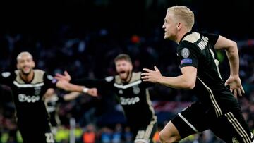LONDON, UNITED KINGDOM - APRIL 30: Donny van de Beek of Ajax celebrate 0-1 during the UEFA Champions League match between Tottenham Hotspur v Ajax at the Tottenham Hotspur Stadium on April 30, 2019 in London United Kingdom (Photo by Erwin Spek/Soccrates/
